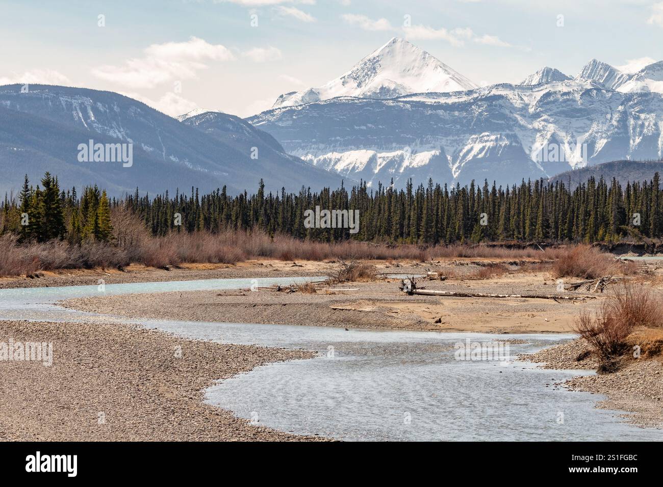 Ampio paesaggio di Montagne Rocciose canadesi innevate sullo sfondo e il fiume Athabasca in primo piano in Alberta, Canada Foto Stock