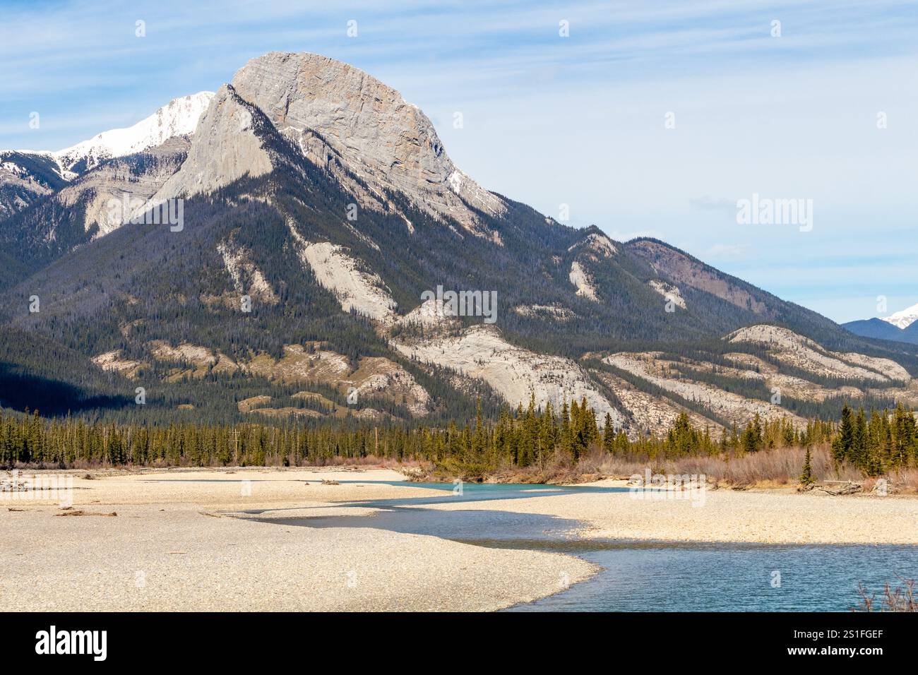 Ampio paesaggio di Montagne Rocciose canadesi innevate sullo sfondo e il fiume Athabasca in primo piano in Alberta, Canada Foto Stock