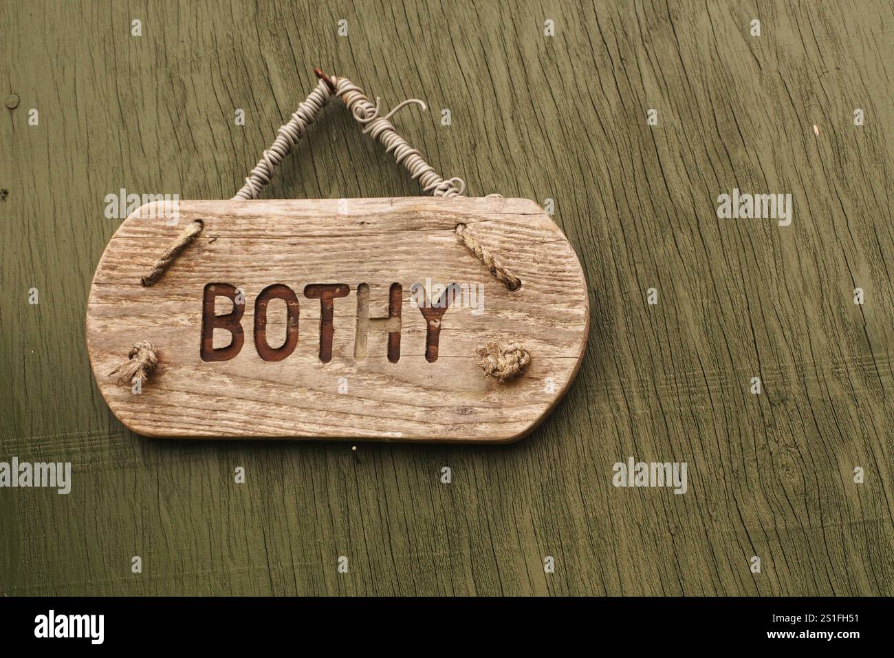 Un cartello scozzese appeso su un remoto bothy sull'isola di Lewis, nel paesaggio selvaggio, che offre rifugio dalla natura selvaggia e dalla lontananza Foto Stock