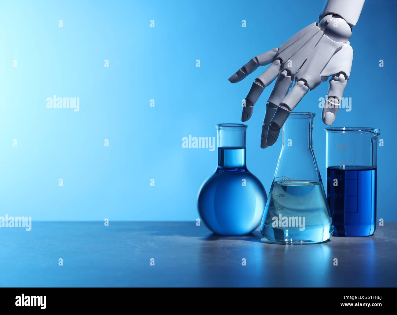 Intelligenza artificiale. Vetreria robot per mani e laboratorio con liquidi sul tavolo su sfondo azzurro, spazio per testo Foto Stock