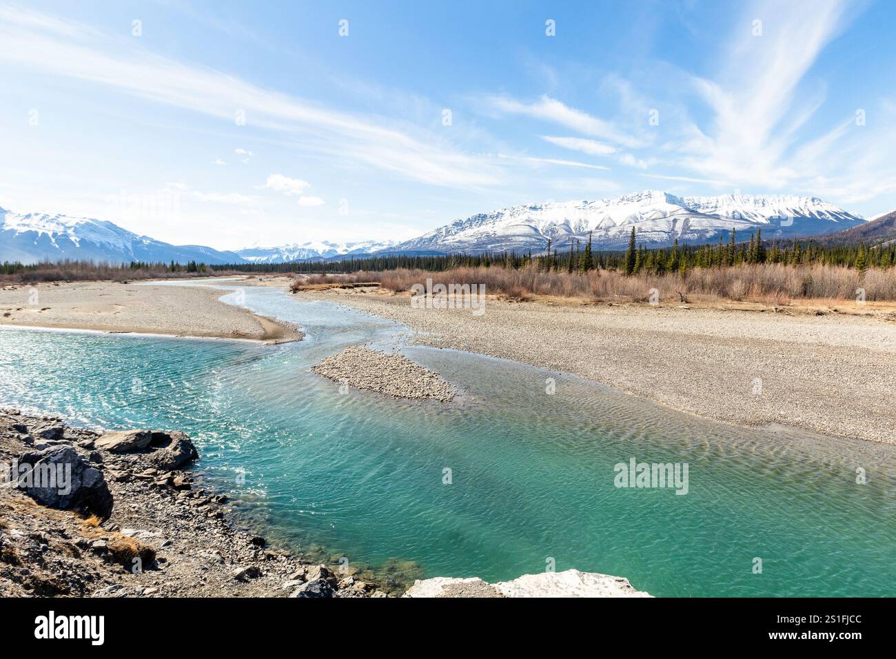 Ampio paesaggio di Montagne Rocciose canadesi innevate sullo sfondo e il fiume Athabasca in primo piano in Alberta, Canada Foto Stock