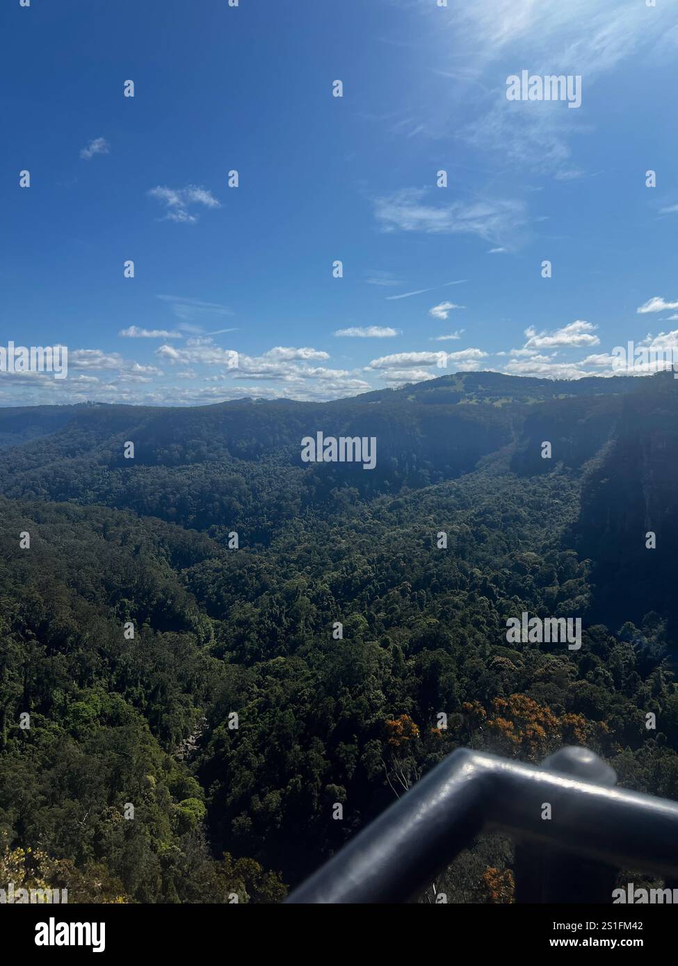 Australian National Park New South Wales Bushland Trekking Cascate Parco Nazionale Bush viaggi attrazioni Montagne natura alberi Stock Photo - Immagine stock catturata con smartphone