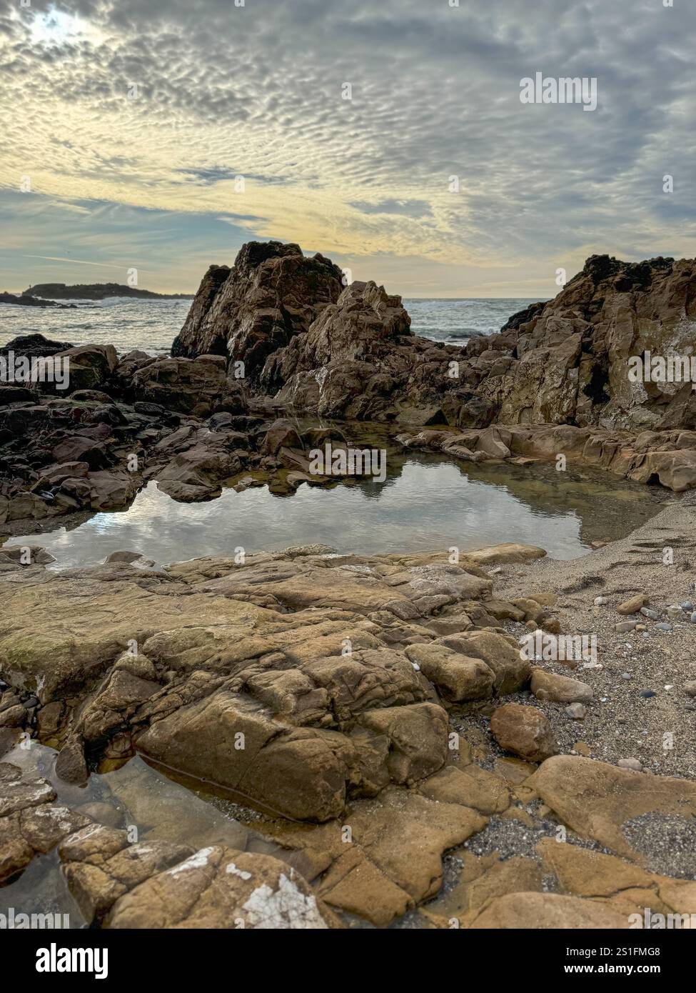 Pescadero State Beach sull'autostrada 1 nella contea di San Mateo, California, il giorno di Capodanno 2025. - Immagine stock catturata con smartphone