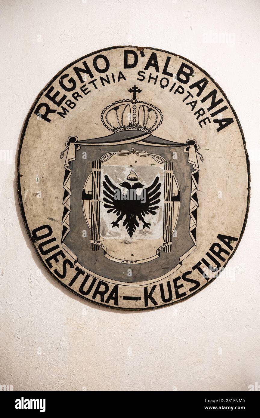 Emblema storico ufficiale dell'Albania in Bunk' Art 1 a Tirana, Albania, DEC 10, 2024 Foto Stock