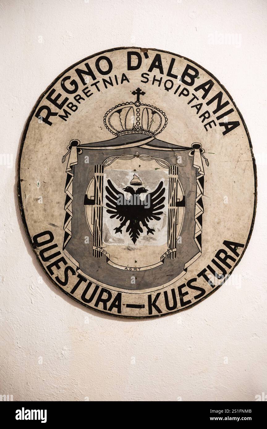 Emblema storico ufficiale dell'Albania in Bunk Art 1 a Tirana, Albania, DEC 10, 2024 Foto Stock