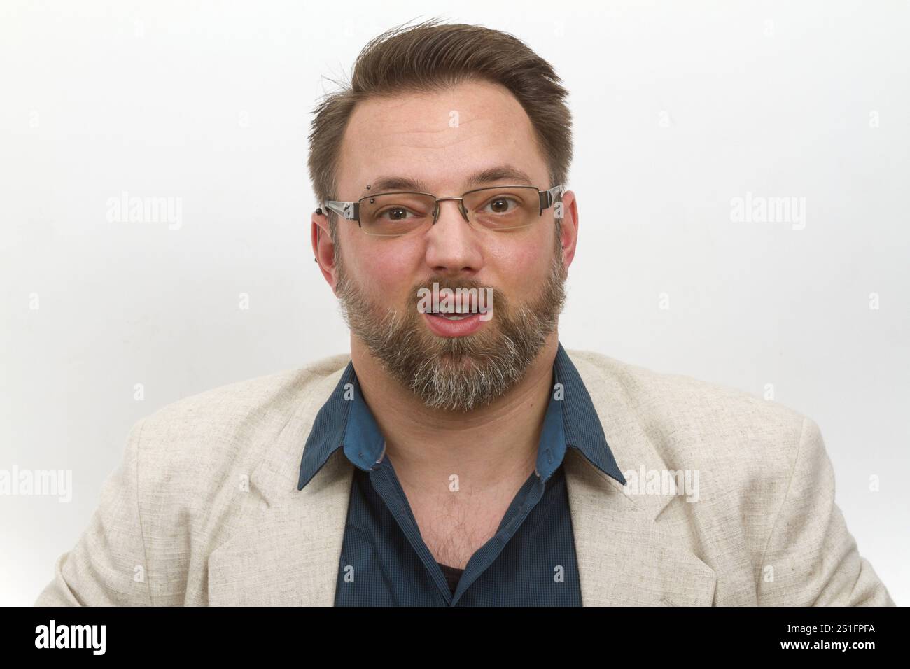 Ritratto di un giovane attraente con piercing su sfondo chiaro Foto Stock