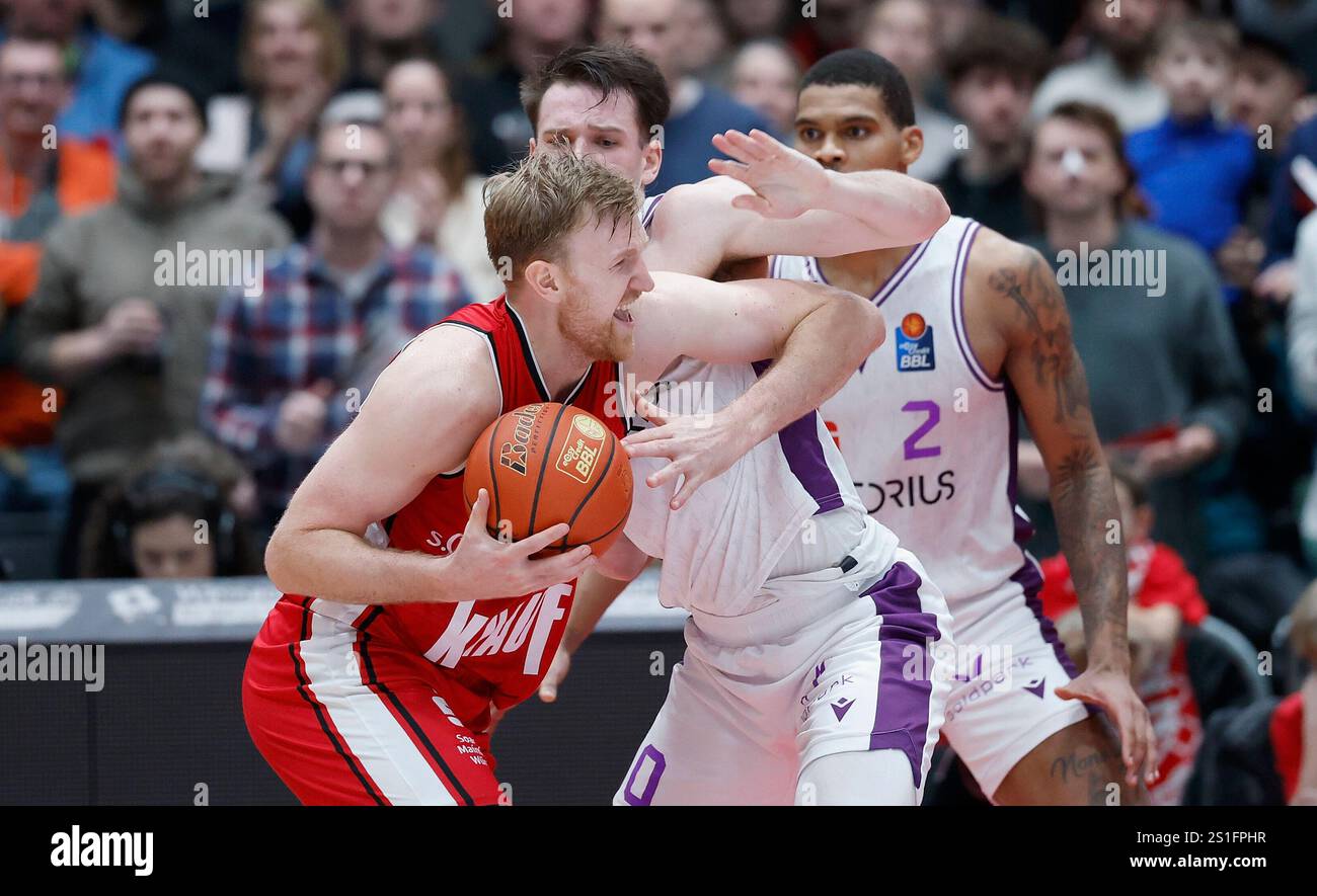 Wuerzburg, Germania. 3 gennaio 2025. V.l. Maximilian Ugrai (Wuerzburg Baskets, 6) und Jimmy Boeheim (BG Goettingen, 0), 03.01.2025, Basketball, BBL, PER un cestello Wurzburg: BG Goettingen, GER, Wuerzburg, Tectake Arena. Credito: dpa/Alamy Live News Foto Stock