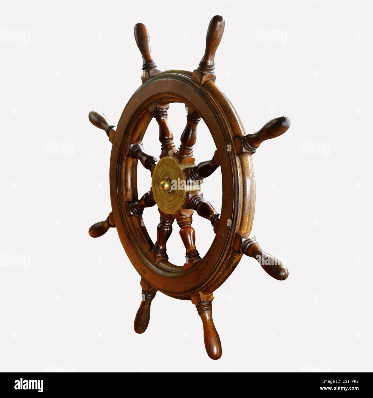 volante-in-legno-di-una-vaporiera-per-escursioni-isolato-in-formato-quadrato-bianco-volante-in-legno-di-una-vaporiera-per-escursioni-isolato-su-bianco-acqua-2s1fpr2.jpg