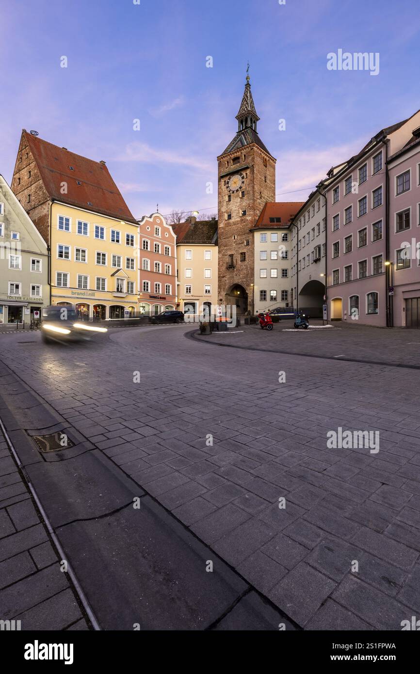Piazza principale con torre Schmalzturm e fontana Marienbrunnen, Landsberg am Lech, alta Baviera, Baviera, Germania, Europa Foto Stock