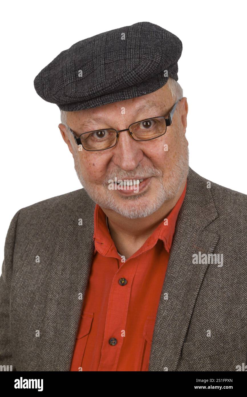 Ritratto di un cittadino anziano con occhiali e cappuccio ritagliati su sfondo bianco Foto Stock