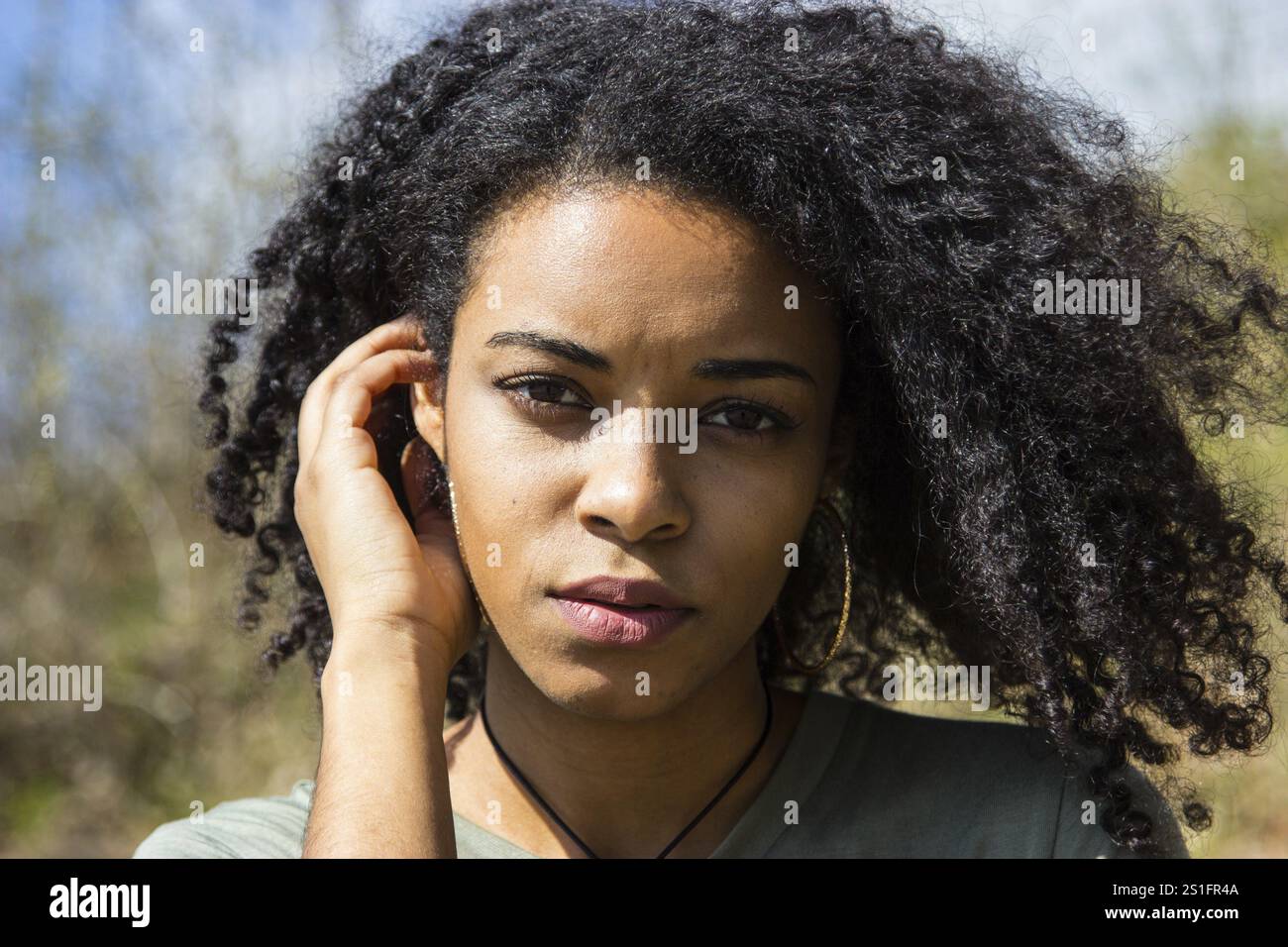 Ritratto di un'attraente donna afro-americana. Riprese all'aperto Foto Stock