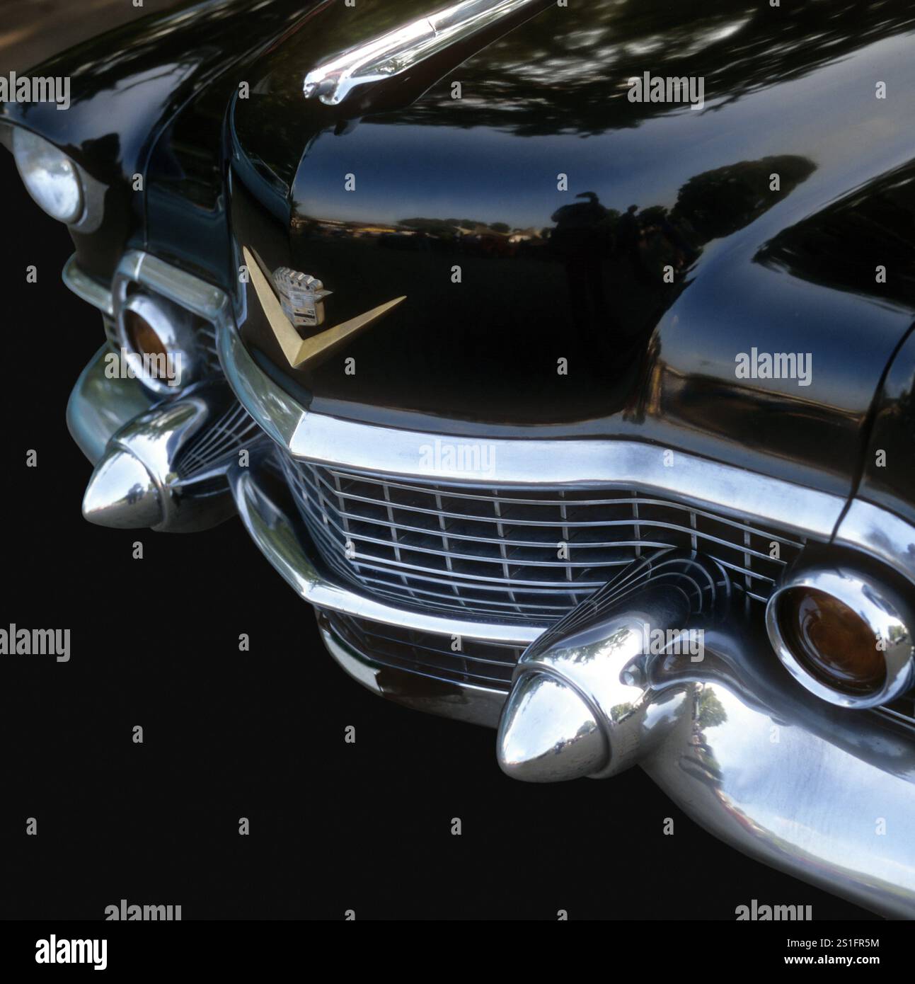 Parte anteriore di una cruiser nera americana con copertura del radiatore, griglia del radiatore e paraurti non tagliati su nero, formato quadrato. Davanti a una strada americana nera Foto Stock