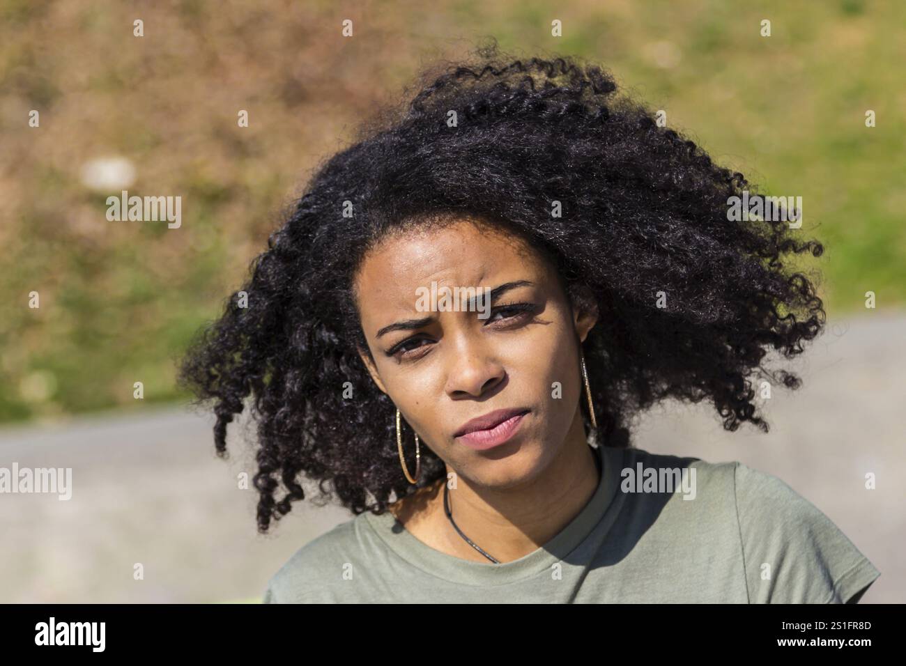 Ritratto di un'attraente donna afro-americana. Riprese all'aperto Foto Stock
