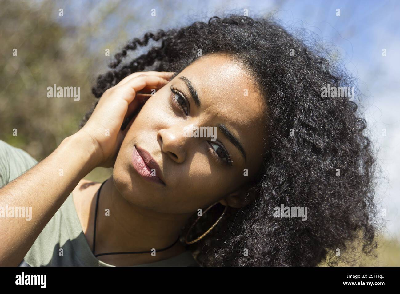 Ritratto di un'attraente donna afro-americana. Riprese all'aperto Foto Stock