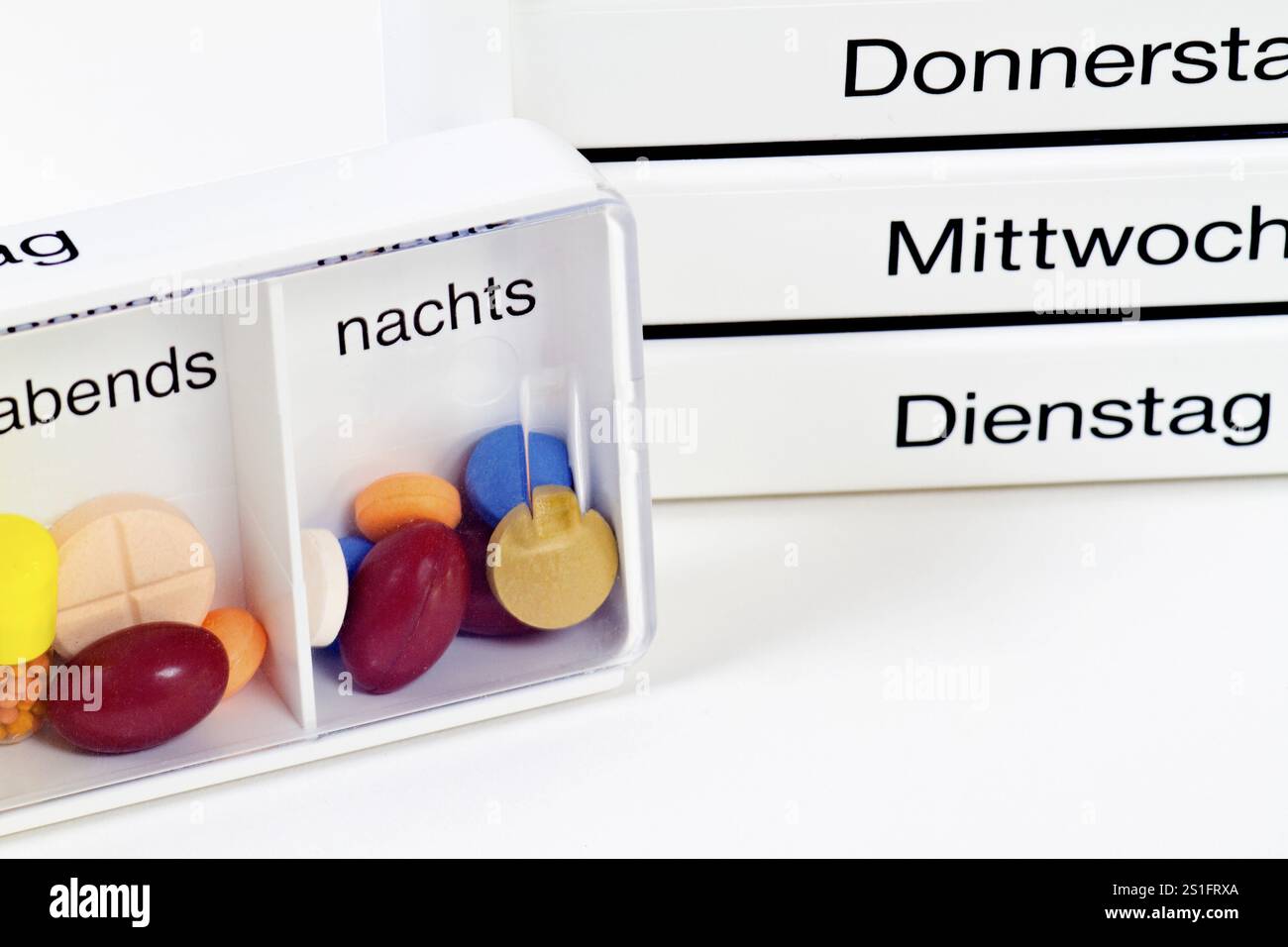 Scatola medica con compresse colorate Foto Stock