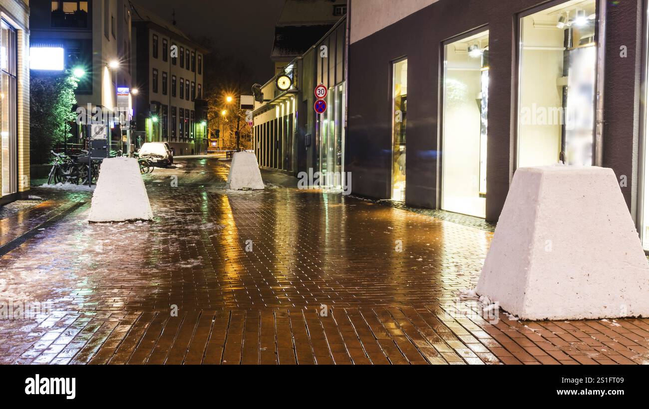 GIESSEN Germania DICEMBRE 2017: Dissuasori in cemento nella zona pedonale del centro città intorno al periodo natalizio Foto Stock