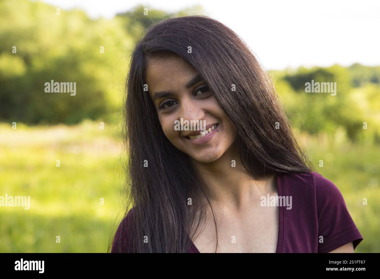 Ritratto di una giovane donna allegra - foto all'aperto in estate Foto Stock