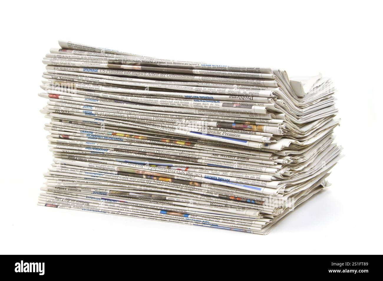 Un mucchio di giornali distesi Foto Stock