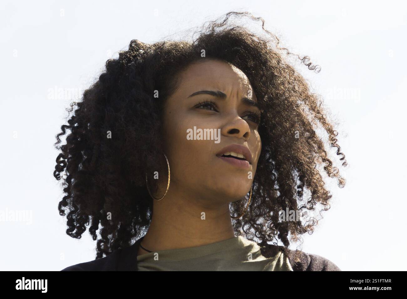 Ritratto di un'attraente donna afro-americana. Riprese all'aperto Foto Stock