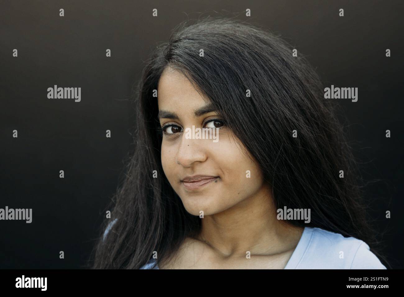 Ritratto di una giovane donna allegra - foto all'aperto in estate Foto Stock