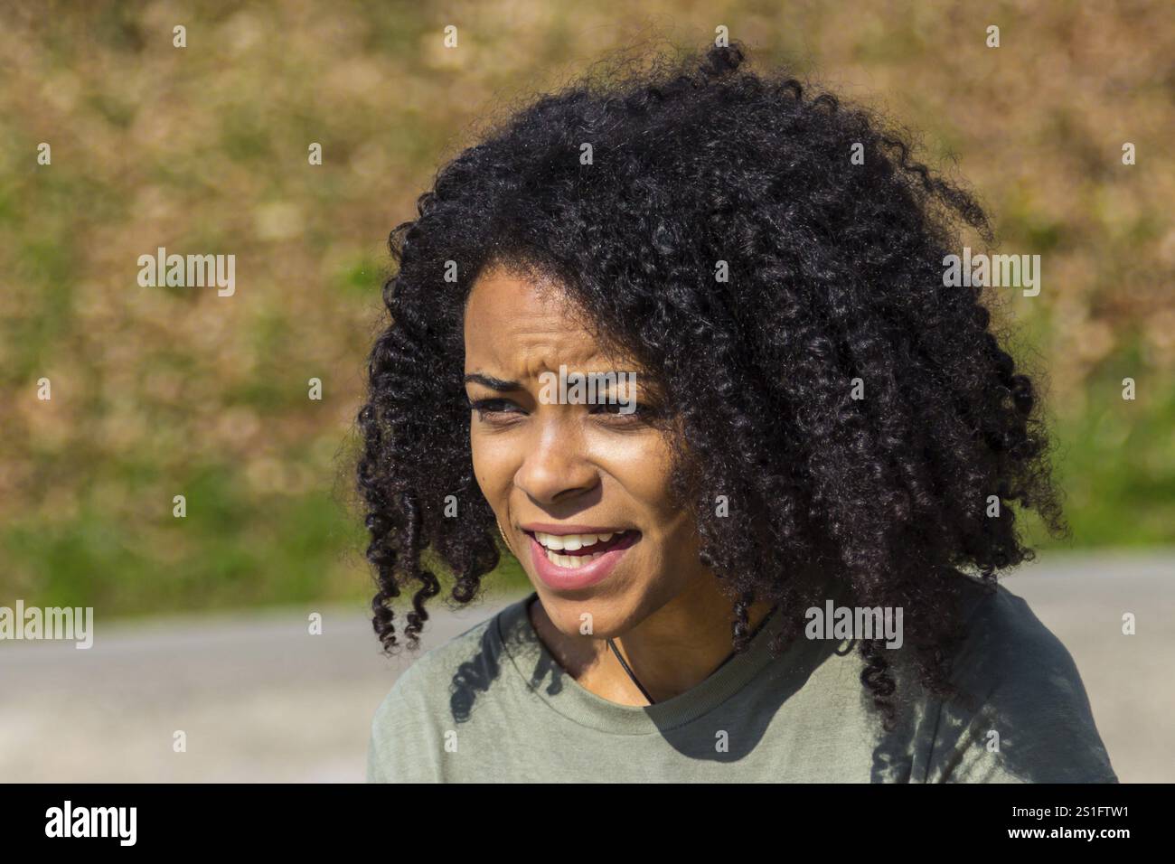 Ritratto di un'attraente donna afro-americana. Riprese all'aperto Foto Stock