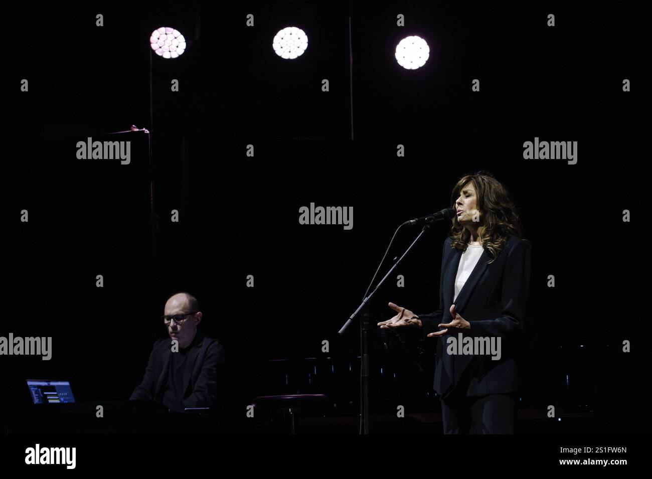 Concerto musicale della cantante italiana - Alice - Master Songs Alice nome d'arte di Carla Bissi - esibizione durante il concerto Master Songs all'Auditorium Parco della musica il 3 gennaio 2025 Roma Auditorium Parco della musica Italia Copyright: XRobertoxBettacchix/xLiveMediax LPM 1669993 Foto Stock