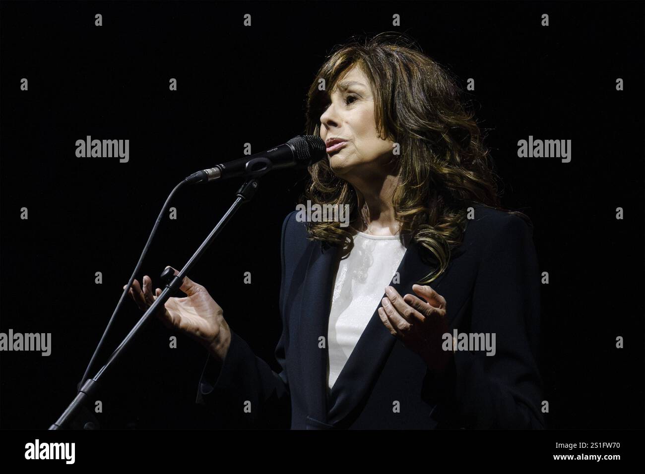 Concerto musicale della cantante italiana - Alice - Master Songs Alice nome d'arte di Carla Bissi - esibizione durante il concerto Master Songs all'Auditorium Parco della musica il 3 gennaio 2025 Roma Auditorium Parco della musica Italia Copyright: XRobertoxBettacchix/xLiveMediax LPM 1669994 Foto Stock