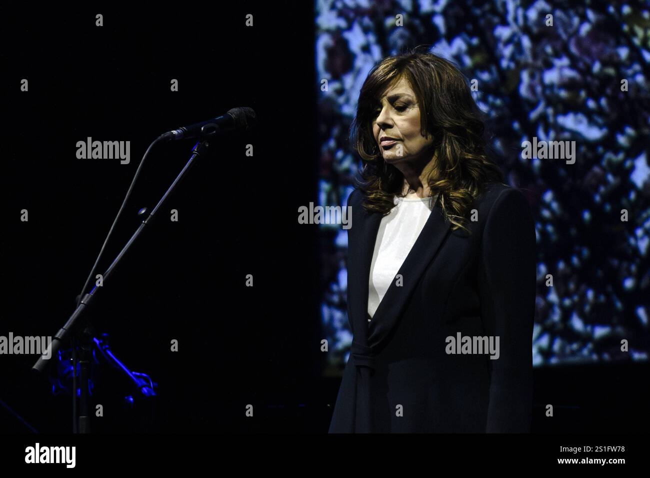 Concerto musicale della cantante italiana - Alice - Master Songs Alice nome d'arte di Carla Bissi - esibizione durante il concerto Master Songs all'Auditorium Parco della musica il 3 gennaio 2025 Roma Auditorium Parco della musica Italia Copyright: XRobertoxBettacchix/xLiveMediax LPM 1669988 Foto Stock