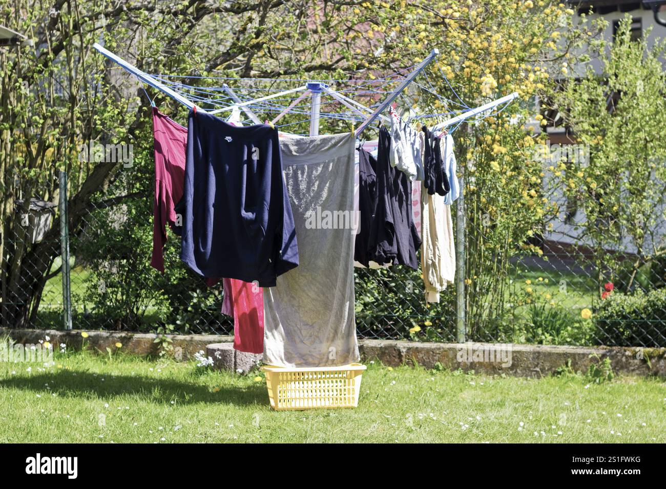 Il bucato è appeso a un'asciugatrice rotante per asciugarsi Foto Stock
