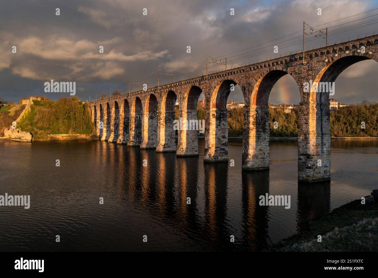 Il Royal Border Bridge che porta il principale collegamento ferroviario della costa orientale attraverso il fiume Tweed Foto Stock
