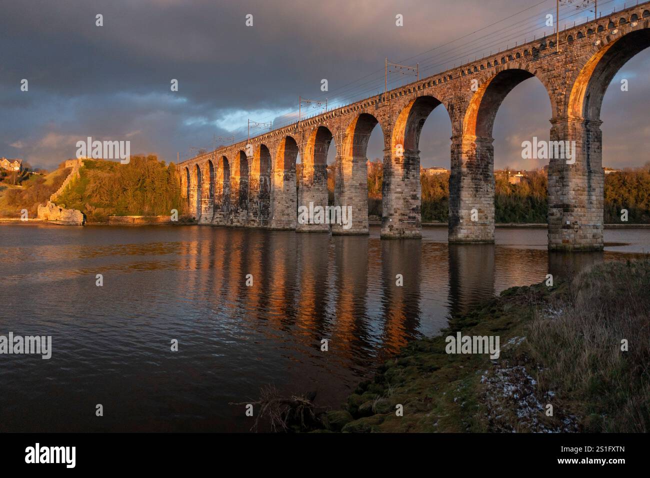 Il Royal Border Bridge che porta il principale collegamento ferroviario della costa orientale attraverso il fiume Tweed Foto Stock