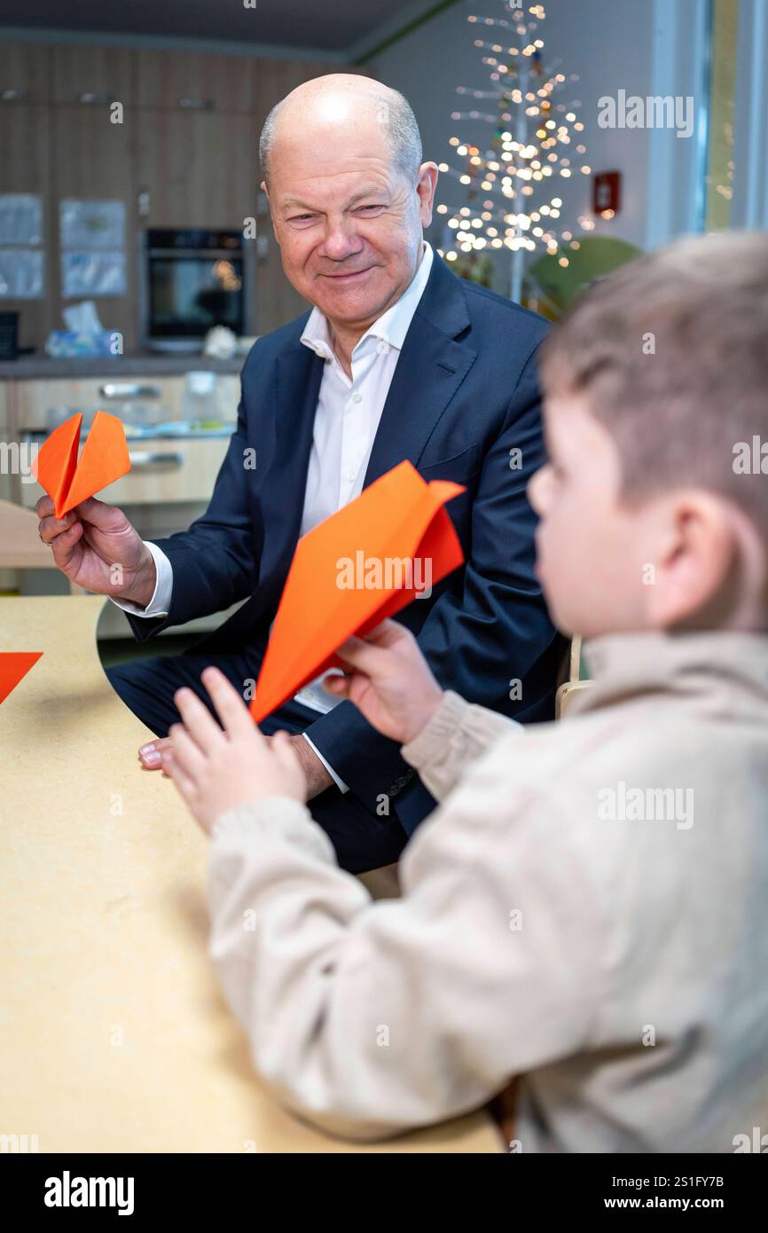 OLAF Scholz SPD, Bundeskanzler, nimmt als direkt gewaehlter Abgeordneter fuer den Wahlkreis 61 Wahlkreis Potsdam Potsdam-Mittelmark II Teltow-Flaeming II . Hier beim Besuch der AWO-Kita - Kinderland - im Potsdamer Stadtteil Schlaatz. Potsdam, 03.01.2025. Potsdam Deutschland Copyright: XThomasxImox Foto Stock