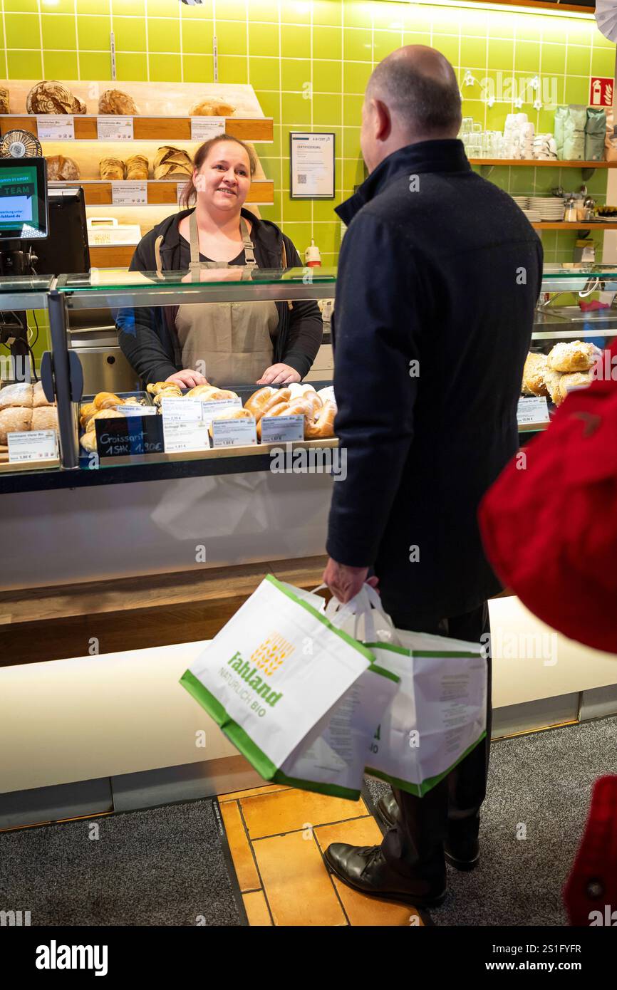 OLAF Scholz SPD, Bundeskanzler, nimmt als direkt gewaehlter Abgeordneter fuer den Wahlkreis 61 Wahlkreis Potsdam Potsdam-Mittelmark II Teltow-Flaeming II . Hier beim Besuch der Baeckerei und Konditorei Fahland . Potsdam, 03.01.2025. Potsdam Deutschland *** Olaf Scholz SPD , Cancelliere federale, in qualità di rappresentante eletto direttamente per il collegio elettorale 61 Potsdam Mittelmark II Teltow Flaeming II qui in visita alla panetteria e pasticceria Fahland Potsdam, 03 01 2025 Potsdam Germania Copyright: XThomasxImox Foto Stock