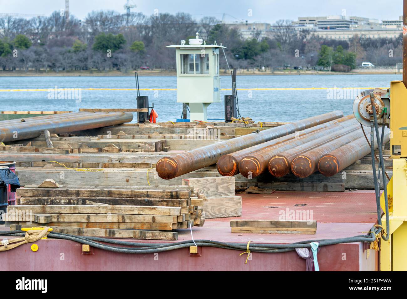 WASHINGTON DC - i ciliegi dormienti sono visti sullo sfondo di un importante progetto di restauro della banchina nel bacino delle maree. Il progetto infrastrutturale pluriennale sta riabilitando la storica diga per proteggere gli alberi da inondazioni e affondamenti. Finanziato dal Great American Outdoors Act, il lavoro fa parte dei preparativi per il 250° anniversario della nazione nel 2026. Foto Stock