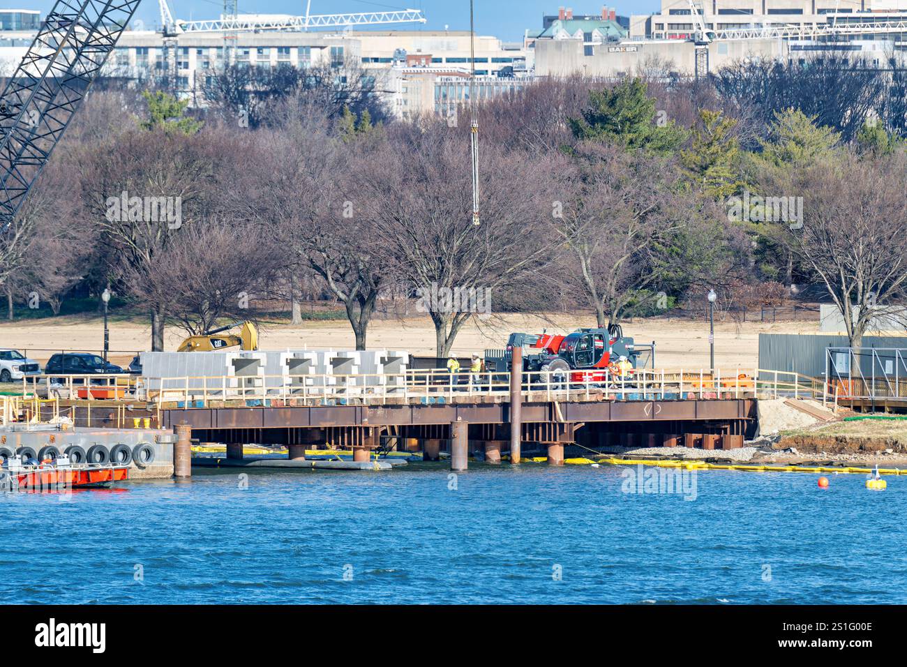 WASHINGTON DC, Stati Uniti - in questa foto scattata il 2 gennaio 2025, gli equipaggi di costruzione lavorano per ricostruire le storiche banchine lungo il bacino di marea a Washington DC. Il progetto infrastrutturale da 500 milioni di dollari riabiliterà circa 6.800 metri lineari di diga deteriorata che si è insediata fino a cinque metri dalla sua costruzione originale. Il progetto di restauro, finanziato attraverso il Great American Outdoors Act, mira a proteggere gli iconici alberi di ciliegio del bacino delle maree e a prepararsi per il 250° anniversario della nazione nel 2026. Foto Stock