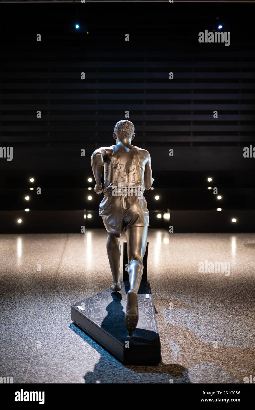 Statua di Jesse Owens Museo afroamericano di Washington DC // WASHINGTON DC - Una statua di Jesse Owens si trova all'interno del Museo Nazionale di storia e cultura afroamericana. Il memoriale commemora la storica performance di Owens alle Olimpiadi di Berlino del 1936, dove ha vinto quattro medaglie d'oro. Il museo Smithsonian, aperto nel 2016, espone la statua come parte della sua collezione di storia sportiva. Foto Stock