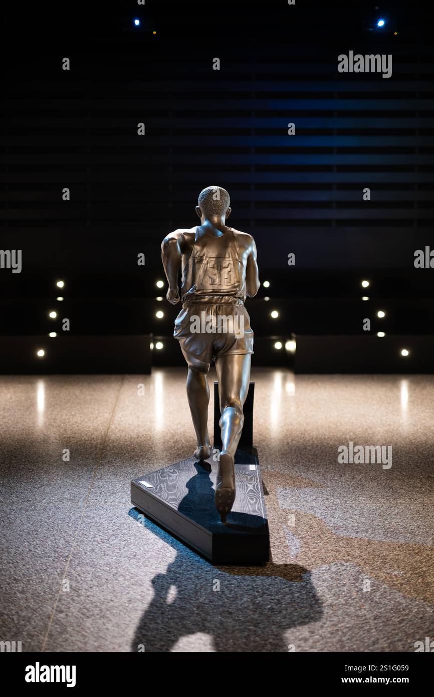 Statua di Jesse Owens Museo afroamericano di Washington DC // WASHINGTON DC - Una statua di Jesse Owens si trova all'interno del Museo Nazionale di storia e cultura afroamericana. Il memoriale commemora la storica performance di Owens alle Olimpiadi di Berlino del 1936, dove ha vinto quattro medaglie d'oro. Il museo Smithsonian, aperto nel 2016, espone la statua come parte della sua collezione di storia sportiva. Foto Stock