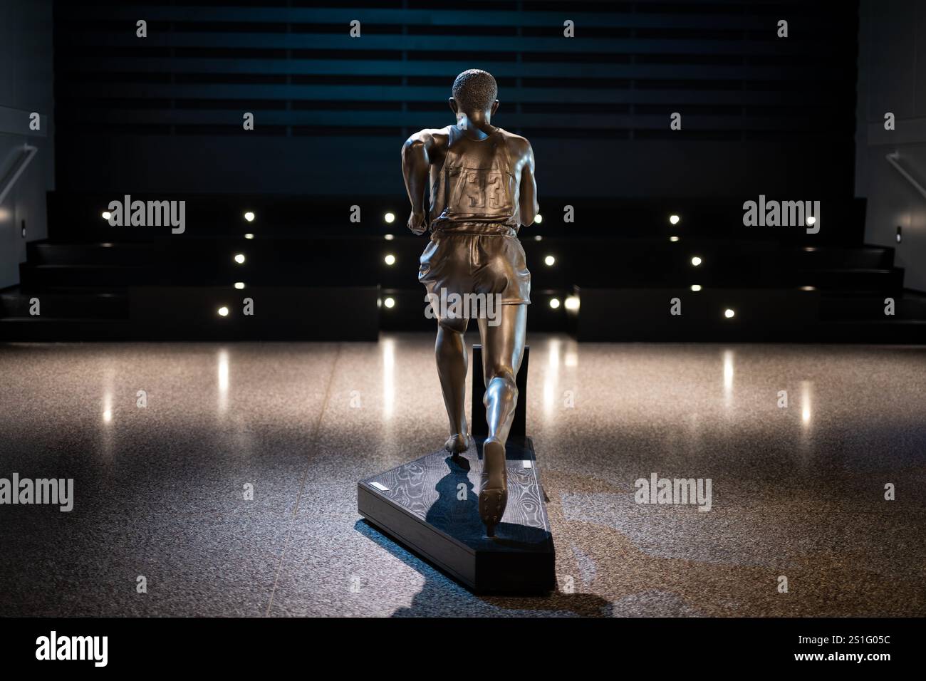 Statua di Jesse Owens Museo afroamericano di Washington DC // WASHINGTON DC - Una statua di Jesse Owens si trova all'interno del Museo Nazionale di storia e cultura afroamericana. Il memoriale commemora la storica performance di Owens alle Olimpiadi di Berlino del 1936, dove ha vinto quattro medaglie d'oro. Il museo Smithsonian, aperto nel 2016, espone la statua come parte della sua collezione di storia sportiva. Foto Stock