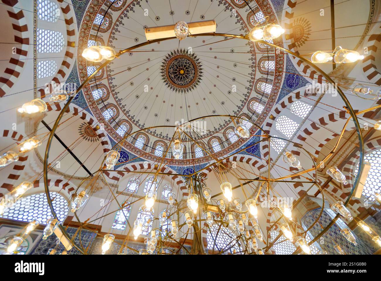 Rustem Pasha Mosque Dome Iznik Tiles Istanbul // ISTANBUL, Turchia — la cupola centrale della Moschea Rustem Pasha (nota anche come Rüstem Paşa Camii) mostra un'intricata combinazione di piastrelle Iznik e decorazioni dipinte che esemplificano il classico design ottomano. Costruita nel 1563 dall'architetto Mimar Sinan, la cupola si innalza di circa 16 metri (52 piedi) di diametro sopra la sala di preghiera. La moschea presenta circa 2.300 piastrelle Iznik individuali disposte in circa 80 modelli distinti, che rappresentano l'uso più esteso della decorazione in ceramica in qualsiasi edificio religioso ottomano. L'eccezionale tilewo Foto Stock