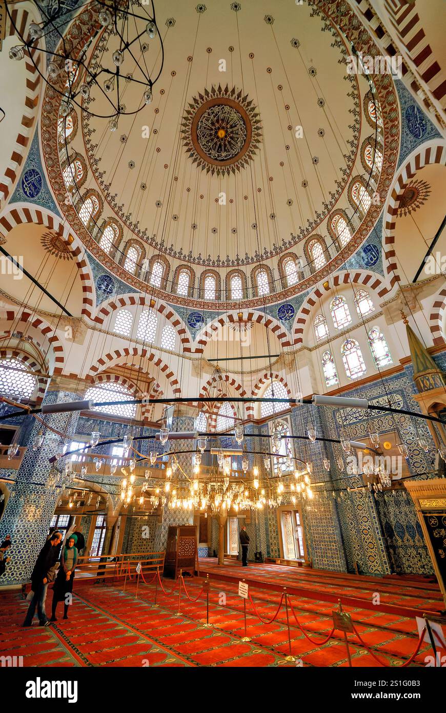 Rustem Pasha Mosque Dome Iznik Tiles Istanbul // ISTANBUL, Turchia — la cupola centrale della Moschea Rustem Pasha (nota anche come Rüstem Paşa Camii) mostra un'intricata combinazione di piastrelle Iznik e decorazioni dipinte che esemplificano il classico design ottomano. Costruita nel 1563 dall'architetto Mimar Sinan, la cupola si innalza di circa 16 metri (52 piedi) di diametro sopra la sala di preghiera. La moschea presenta circa 2.300 piastrelle Iznik individuali disposte in oltre 80 modelli distinti, che rappresentano uno dei più estesi programmi di decorazione in ceramica nell'architettura religiosa ottomana. L'eccezionale tilewo Foto Stock