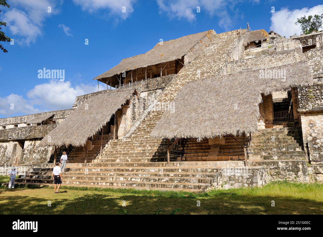 Ekʼ Balam Acropolis Pyramid Yucatan Messico // EKʼ BALAM, Messico — El Trono (il Trono), noto anche come Acropoli, è la più grande struttura dell'antico sito archeologico Maya di Ekʼ Balam. La piramide calcarea a sei livelli sorge a 96 piedi (29 metri) sopra la giungla circostante nel nord dello Yucatan. Questo edificio monumentale servì sia come tempio che come palazzo reale durante l'altezza del sito nel tardo periodo Classico (600-900 d.C.). L'Acropoli ospita la tomba di re Ukit Kan le'k Tok' all'interno di una struttura chiamata Sak Xok Naah (Casa Bianca della lettura) al quarto livello. Ekʼ Balam era il capit Foto Stock