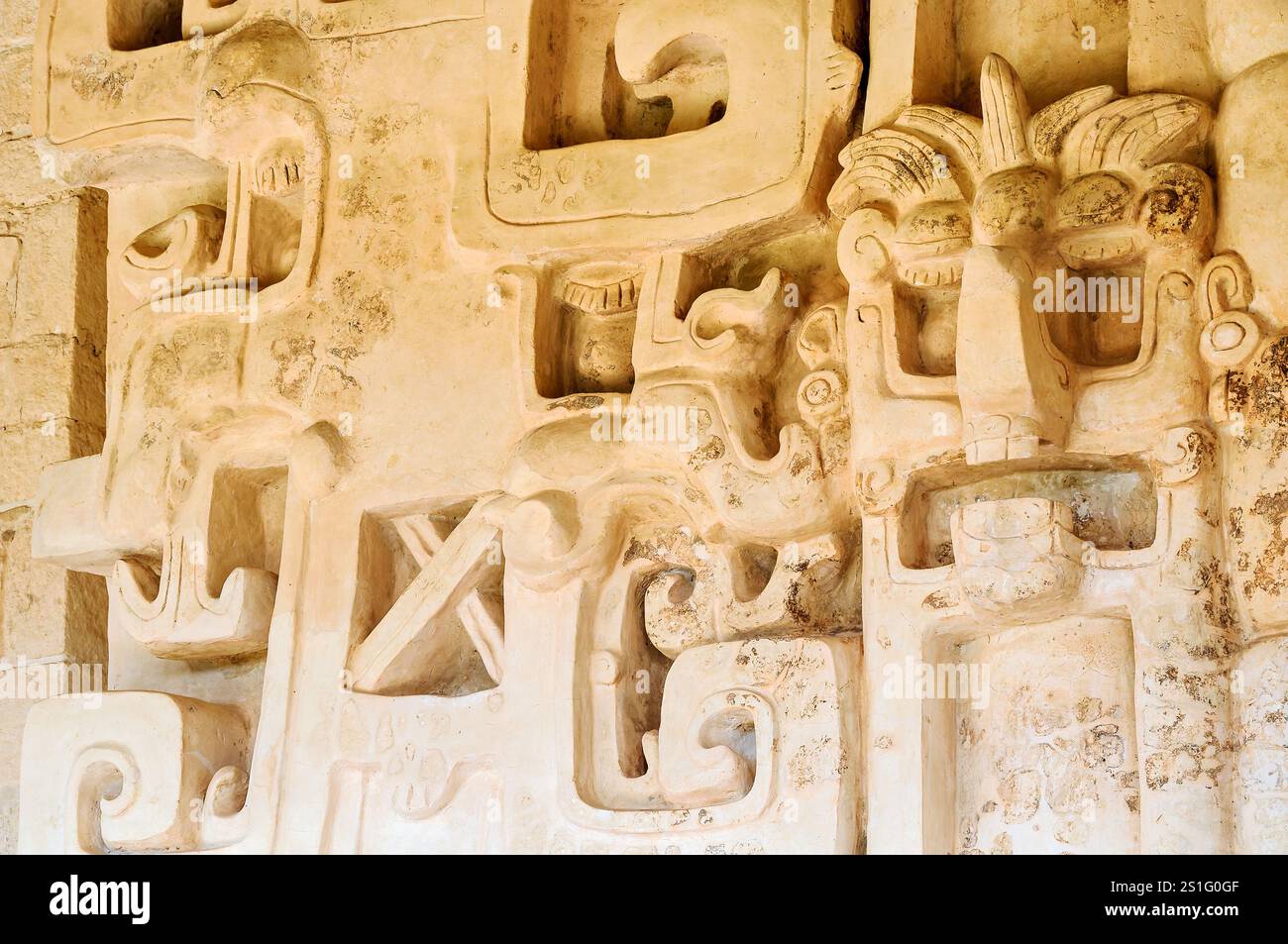 EK Balam Acropolis stucco Decoration Yucatan Mexico // EK' BALAM, Mexico - l'elaborata decorazione in stucco all'esterno dell'Acropoli presenta intricati dettagli scultorei ora protetti da una copertura del tetto in paglia. La facciata ornata che circonda la tomba di Ukit Kan le'k Tok' mette in mostra sofisticate tecniche artistiche Maya del tardo periodo classico, con una costruzione in stucco calcareo multistrato costruita piuttosto che scolpita in pietra. EK' Balam (noto anche come Ek Balam) raggiunse il suo apice tra il 770-840 d.C. come capitale dell'antico regno Maya di Talol. Il sito si trova in Messico Foto Stock