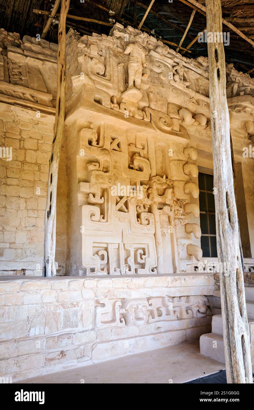 EK Balam Acropolis stucco Decoration Yucatan Mexico // EK' BALAM, Mexico - l'elaborata decorazione in stucco all'esterno dell'Acropoli presenta intricati dettagli scultorei ora protetti da una copertura del tetto in paglia. La facciata ornata che circonda la tomba di Ukit Kan le'k Tok' mette in mostra sofisticate tecniche artistiche Maya del tardo periodo classico, con una costruzione in stucco calcareo multistrato costruita piuttosto che scolpita in pietra. EK' Balam (noto anche come Ek Balam) raggiunse il suo apice tra il 770-840 d.C. come capitale dell'antico regno Maya di Talol. Il sito si trova in Messico Foto Stock