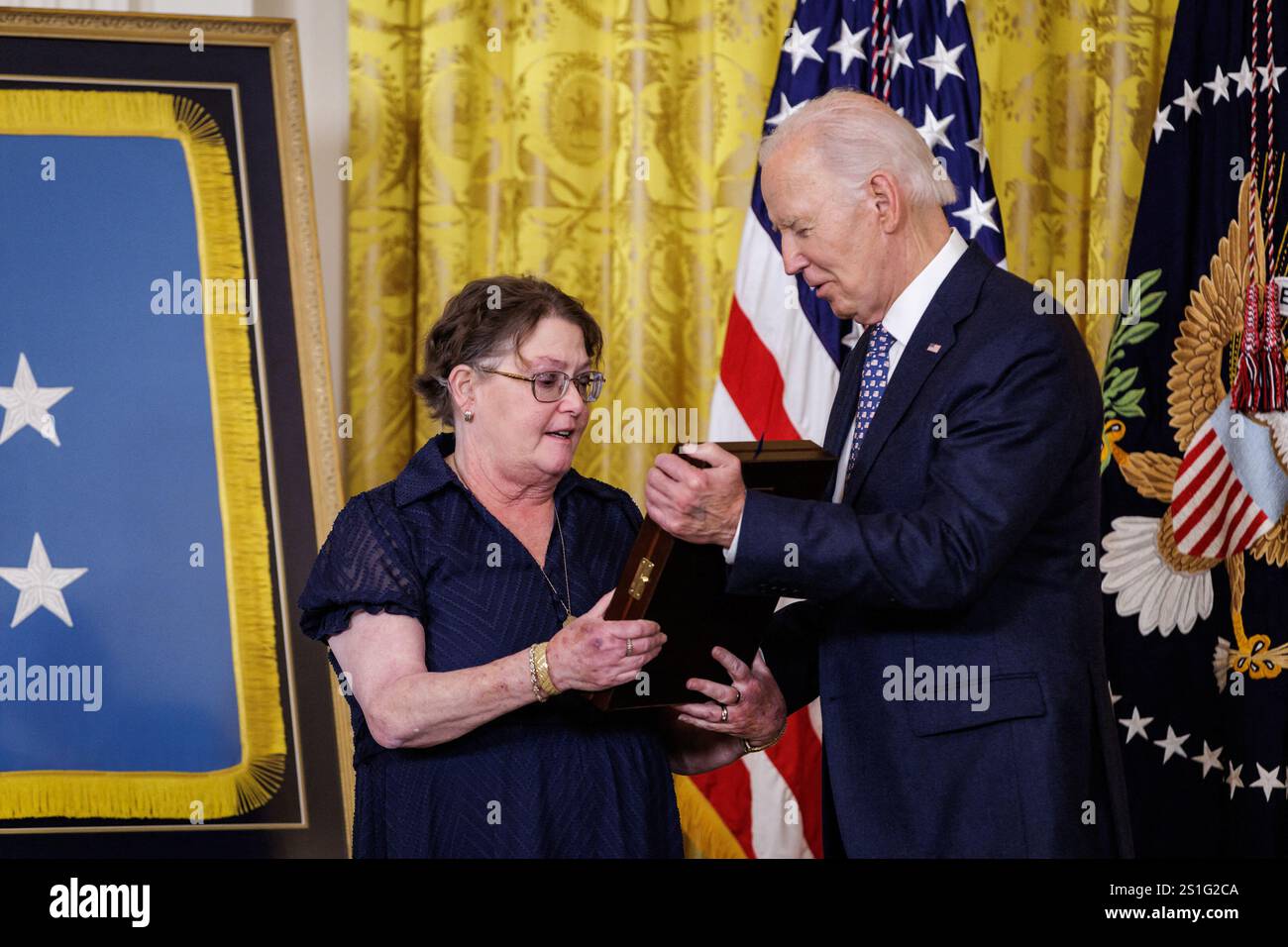 Washington, Stati Uniti. 3 gennaio 2025. Il presidente Joe Biden presenta a Debra Nelson McKnight la Medal of Honor postumo assegnata a suo padre, il capitano Hugh R. Nelson Jr., durante una cerimonia nella East Room della Casa Bianca il 3 gennaio 2025 a Washington, DC (foto di Samuel Corum/Pool/ABACAPRESS. COM) credito: Abaca Press/Alamy Live News Foto Stock