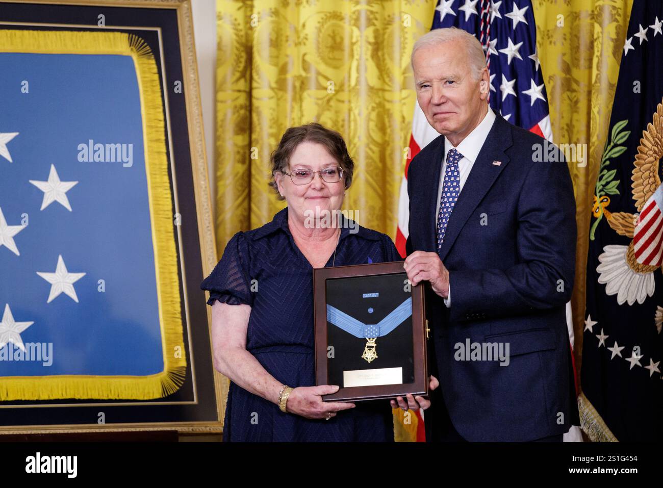 Washington, Stati Uniti. 3 gennaio 2025. Il presidente Joe Biden presenta a Debra Nelson McKnight la Medal of Honor postumo assegnata a suo padre il capitano Hugh R. Nelson Jr. Durante una cerimonia nella East Room della Casa Bianca venerdì 3 gennaio 2025 a Washington DC. Foto di Samuel Corum/UPI Credit: UPI/Alamy Live News Foto Stock