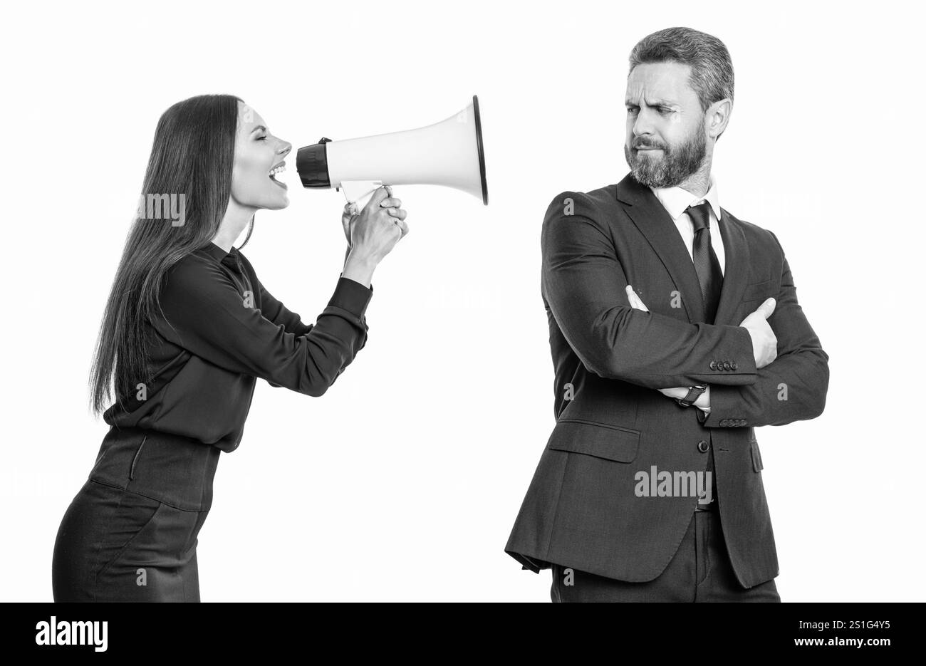 conflitto d'affari. donna d'affari che urla al dipendente con l'altoparlante. uomini d'affari partner in conflitto per la promozione. uomini d'affari che risolvono Foto Stock