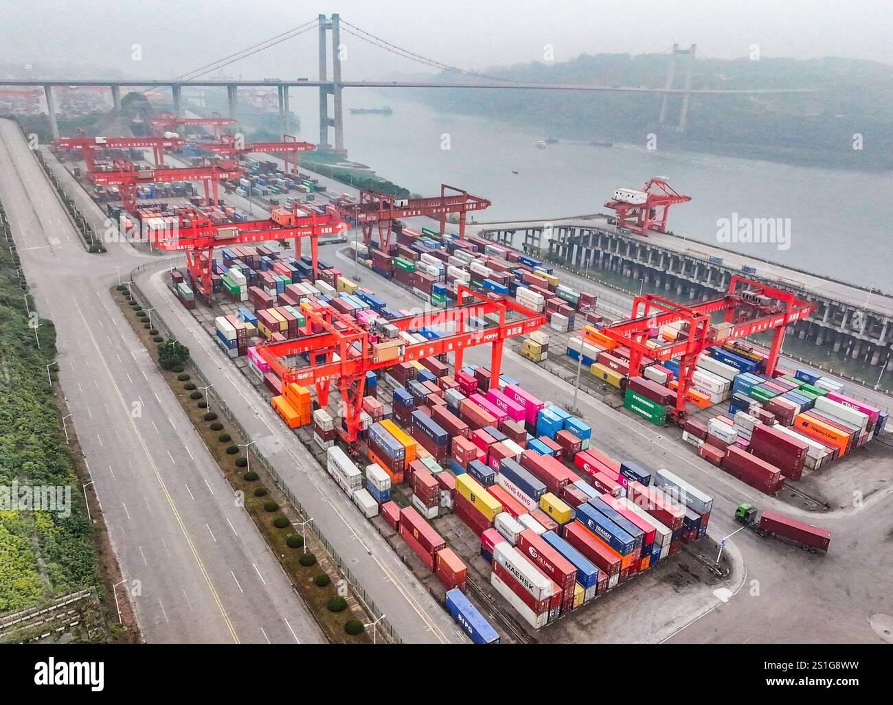 Pechino, Cina. 2 gennaio 2025. Una foto aerea scattata il 2 gennaio 2025 mostra una vista del porto di Guoyuan a Chongqing, nel sud-ovest della Cina. Le statistiche rivelano che il carico di lavoro del porto di Guoyuan ha raggiunto 26,006 milioni di tonnellate nei primi undici mesi del 2024, con un aumento del 4,3% annuo. Crediti: Wang Quanchao/Xinhua/Alamy Live News Foto Stock