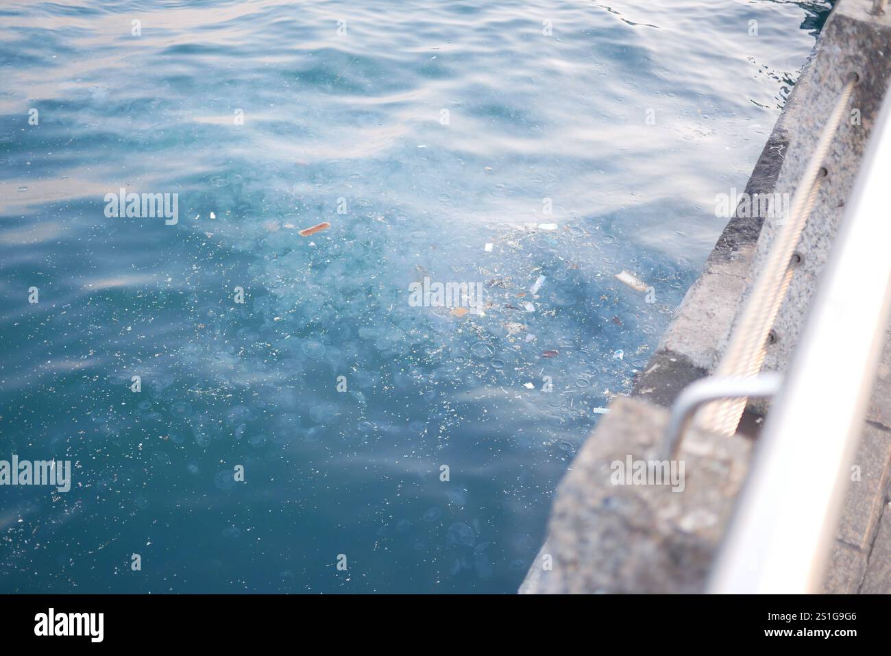 Inquinamento dell'acqua di mare con la spazzatura Foto Stock