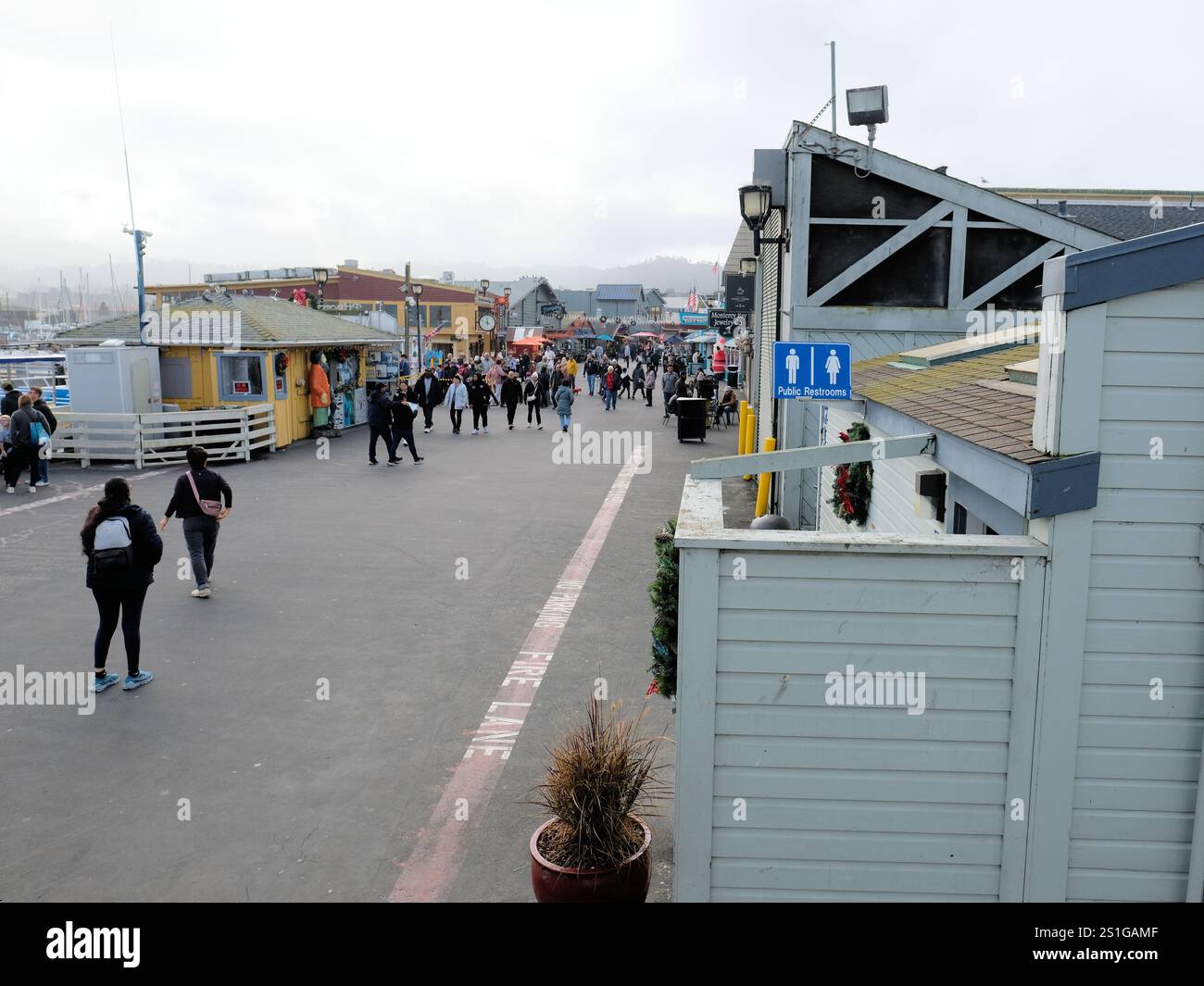 Old Fisherman's Wharf vicino al centro di Monterey, California; un luogo turistico con negozi, ristoranti e divertimenti; Monterey Bay e Peninsula. Foto Stock