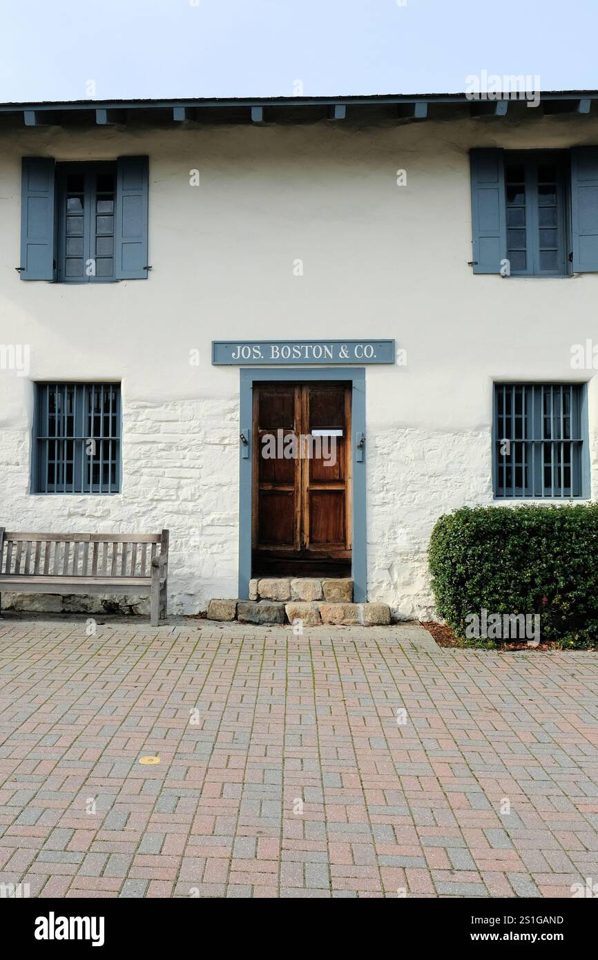 Porta allo storico negozio di articoli generali Joseph Boston and Company nella Casa del Oro adobe costruita negli anni '1840; Monterey, California. Foto Stock